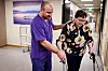 Oleksandr Mudryk (36) trives godt i jobben på Andøy sykehjem.