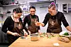 Til venstre står Trine Nordmo, avdelingsleder ved kafeen Lysverket og restauranten Arresten. Til høyre står Anette Isaksen Steffensen. Hun er teamleder ved kafeen Lysverket. Og i midten er Olena Bila.