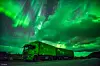 DEN GRØNNE DRAGEN: Nordlyset danser rundt «Den grønne dragen», som Karoline Plecha kaller vogntoget sitt.
