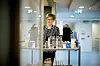 Ergoterapeut Ann- Elin Johansen sørger for kaffe og snacks til deltakerne på pårørendeskolen. Sammen med vernepleier Bodil Pedersen skal hun innlede om kommunikasjon og samhandling.