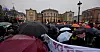 Mye folk og mange paraplyer foran Stortinget torsdag.