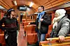 PRATEN GÅR: Damien Cabaret og mor Nicole har tatt turen fra Frankrike. I vintersesongen har Siw Helen Hagan tid til å prate med turistene, om sommeren går det slag i slag med smekkfulle vogner.