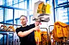 LÆRER: Lasse Herttua er instruktør for flere kull med nye kabinansatte i SAS hvert år. Her viser han frem en av flere typer vernehetter som kan brukes av kabinbesetningen om det skulle bryte ut brann.