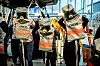 SJELDENT SYN: Det er nok ikke slik du er vant til å se kabinansatte på jobb. De beskyttende røykhettene skal brukes dersom de må slukke brann i en røykfylt kabin.