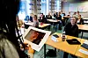 TRYGGE HENDER: Deltagerne på kurset får i oppdrag å beskrive en brann ombord på et bilde. Gruppa deres må stille spørsmål for å forstå nøyaktig hva som skjer. I nødsituasjoner er tydelig kommunikasjon utrolig viktig, forklarer instruktørene.
