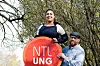 UTFORDRER: Arbeidsutvalget i NTL Ung, bestående av Sahar Azari og Stian Juell Sandvik, gir en dagslønn til flyktningearbeidet.