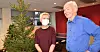 Peggy Hessen Følsvik fikk besøk av stortingsrepresentant Per Olaf Lundteigen (Sp) som hadde med seg et selvhogd grantre.