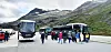 FÆRRE: Turistsesongen begynner å dabbe av, men fortsatt er det både busser og folk å se.