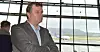 LO-leder Hans-Christian Gabrielsen med Wizz Air fly i bakgrunnen. Han ønsker at myndighetene i Norge tar affære for å redde luftfarten-