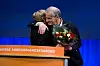 JERNVILJE: Ap-leder Jonas Gahr Støre snakket om Erna Hagensens rygg - og Arbeidsmandsforbundets styrke - i sitt innlegg på landsmøtet. Etterpå fikk han blomster og klem av forbundslederen.