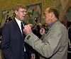 NHO-sjef Finn H. Bergersen og Yngve Hågensen diskuterer forslaget til statsbudsjett for 2001 i Stortingets vandrehall.