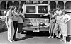 Sommerpatruljen 1985: Stilt opp rundt bilen på Youngstorget står fra venstre: Unn Johannsen, Jan Lajord, Ingunn Olsen, Merethe Brunsell, Vidar Bjørnstad og Grethe Alnæs.