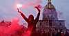 Over en million demonstrerte mot Macrons pensjonsreform og massive storstreiker lammet store deler av Frankrike tirsdag 31. januar. Her fyrer demonstranter i Paris av nødbluss foran det militære museum for hæren til Frankrike.