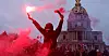 Over en million demonstrerte mot Macrons pensjonsreform og massive storstreiker lammet store deler av Frankrike tirsdag 31. januar. Her fyrer demonstranter i Paris av nødbluss foran det militære museum for hæren til Frankrike.