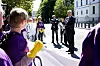 SA FRA: Aksjonerende renholdere i møte med departementsråd Erik Lund  utenfor Forsvarsbygg på Renholdets dag