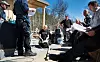LEI AV Å BLI LURT: Brosjyrene fra organisasjonsarbeider Rune Tønnesen blir nøye studert av de polske hyttebyggerne i Vågsli som har jobbet for 50 kroner timen i hele vinter. Nå er de lei av arbeidsforholdene i den norske fjellheimen, og drar hjem uten at de har fått lønna for de siste månedene.