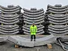 Distriktssekretær i NAF avdeling 2 Oslo/Akershus, Eirik Næss, er ofte på besøk på Åsland. I bakgrunnen ser vi deler av betongringene som som skal kle tunnelveggene i på Follobanen.