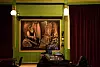 TILPASSET: En lokal kunstner har tegnet bildene i salen, inspirert etter gamle fotografier av industrien i området.