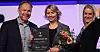 Karoline Nystrøm (i midten) ble kåret til  «Elektrokvinnen 2022» under fagmessen Eliaden. Fra juryen Frank Jaegtnes fra Elektroforeningen (til venstre) og Ida Thorendahl, markedsdirektør i Elektroforeningen.
