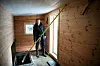 LITE ARBEID: Kraftverket klarer seg stort sett selv, men de må rense rista ved inntaket for løv og kvister. Går det tett her, reduseres produksjonen. Det hele er overvåket og automatisert, slik at dei får en melding på telefonen når det er noe som bremser produksjonen av strøm.