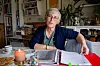 DOKUMENTERTE: Kirsti Bergquist har samlet alt i permene: Brev fra NAV, kommunen og avskrift av e-poster og annet. – Et ensomt rom å være i, sier hun om saken.