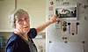 DRØMMER: Huset hun drømmer om å bygge, er foreløpig på kjøleskapet. I dag leier Kirsti Bergquist en liten sokkelleilighet.