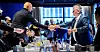Kravoverlevering mellom Fellesforbundets leder Jørn Eggum og Stein Lier Hansen i Norsk industri i hovedoppgjøret i 2020.