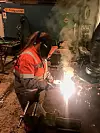 SVEISER: Som industrimekaniker må Stine Søreng Haugen også kunne sveise.