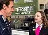 Diana Alksne sammen med organisasjonsarbeider Alexander Pusceddu i Fellesforbundet, som hjalp dem med å kreve tariffavtale.