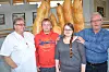 STOLTE FORELDRE. Carina og Roy-Inge har tatt fagbrev som helsefagarbeidere. Mamma Ingunn og pappa Rune er stolte av barna som har valgt den samme retningen innen yrkesvalg.