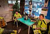PAUSE: Maskinfører Dahl (t.v.) og klubbleder Dag Arntsen venter spent på helgas mekling mellom LO og NHO. Her fra pauserommet i produksjonshallen de jobber i.
