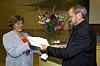 Sosialminister Guri Ingebrigtsen mottar Sandman-utvalgets utredning fra leder i utvalget Matz Sandman. Den fredelige bunken papir inneholder politisk dynamitt.