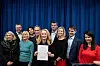 To ministere og lederne for alle arbeidstaker- og arbeidsgiverorganiasjonene smiler til fotografen når IA-avtalen er undertegnet i 2019.