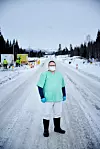 PÅ GRENSA: Stig Meraker assisterer registreringen når folk farter over grensa mellom Sverige og Norge. Han ble arbeidsledig fra Lian Trevarefabrikk i fjor og er nå jobbsøkende.