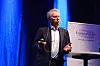 ELBIL OVERLEGEN: Jens Ulltveit-Moe skjønner ikke at det finnes folk som er skeptiske til elbiler. Han minner om at fossile biler har et effektivitetstap fra motor og til bevegelse på 80 prosent, mens det samme tapet for elbiler bare er 25 prosent.