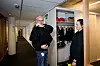 STIKK: Lasse Lunds gjensyn med den stikksikre vesten. Selv er han for det meste kontordetektiv nå, mens Hilde Myren har dager i felt. Bank i bordet - fortsatt har de ikke blitt rammet av stikk på sine arbeidsplassbesøk.