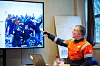 JUBEL: Det var stor jubel blant de ansatte da de fikk beskjed om at Hydro ville investere 105 millioner kroner i et nytt resirkuleringsanlegg for aluminium. Støperisjef Jonny Manseth i IE & FLT viser frem bilde av de ansatte.