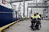 Geir Håvard Larsen jobber i logistikkavdelinga til Cargill på Bergeneset i Troms. Her ser han på at et skip blir lastet med med fiskefôr via sjakt.
