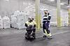 Geir Håvard Larsen snakker med kollega Erlend Stien på et av de nye lagrene til fabrikken. Etter all medieoppmerksomheten som Larsen har fått, spøker Stien med at han kan være manager.