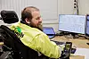 Fra datamaskinen styrer Geir Håvard Larsen lasting av fiskefôr til skipene som legger til kaia ved fabrikken. Han lager også prosedyrer som nye ansatte kan støtte seg på i tiden etter opplæringen.