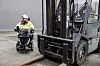 Den gamle Nissan-trucken som Geir Håvard Larsen brukte før, er pensjonert for godt. Larsen ser fram til at han snart skal få en ny truck, slik at han kan jobbe mer på lageret igjen.