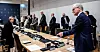 Arbeids- og inkluderingsminister Marte Mjøs Persen og statsminister Jonas Gahr Støre tar i mot toppene i arbeidslivet for å diskutere blant annet frontfagsmodellen. Finansminister Trygve Slagsvold Vedum kom også etter hvert til bordet.