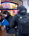 Her er Magne og Wirgina på vei inn til et av Arbeidstilsynets 13.000 årlige tilsyn. Noen av dem er meldte, andre kan være uanmeldte.