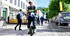 Kittil Dalen farter hit og dit, høyt og lavt, på enhjulingen, og sørger for at folk har strømmen som trengs på Arendalsuka.