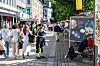 Det er mange folk på Arendalsuka, men Kittil Dalen kjenner til byens mest effektive snarveier.