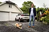 Høyres Magnus Arnesen hjemme på Greåker i Sarpsborg sammen med hunden Billy.