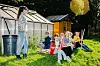RESSURSLÆRER: Lærer Kaja Kjølen er ressurslærer på Blakstad skole for skolehagen. Her forklarer hun elever på tredje trinn hvordan de skal pusse blomsterpinner som skal brukes i skolehagen.
