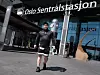 VAKTLEDER PÅ OSLO S: Bjørn Viggo Arellano Navarro (37) er fagutdannet barne- og ungdomsarbeider. Lav stillingsprosent har ført han til en vekterstilling på Oslo S.
