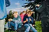 KUNST- OG HÅNDVERK: Tredjeklassingene Even Syre-Aaker (til venstre) og Sindre Kolderup-Steen har kunst- og håndverk i ­skolehagen og lager vennskapsbånd.