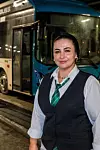 STOLT: - Det er ikke vanlig at kvinner i Syria kjører buss. Den tradisjonen har jeg brutt, og jeg vil vise at vi kvinner kan, sier bussjåfør Sadiya Altinawi.